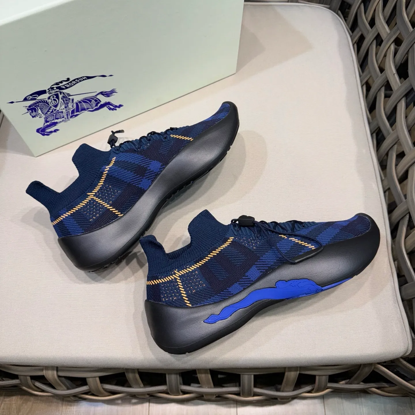 Men's shoes 💰480 [New style] 🐝🐝BURBERRY/Burberry plaid knitted Neptune sneakers｜With breathable sock-style upper｜Embellished with knitted Burberry plaid｜Leather lining Incorporated into a plaid lace design｜Equipped with B-shaped shield buckle｜The sole is decorated with a large wrapped equestrian knight logo (EKD)｜Round toe #drawstring closure#The sole is decorated with the equestrian knight logo (EKD)｜At least 50% of the main materials of the boutique are from renewable sources Size: 39-44 (45 custom-made)